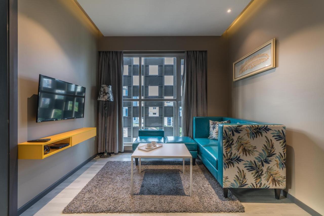Hotel B L
